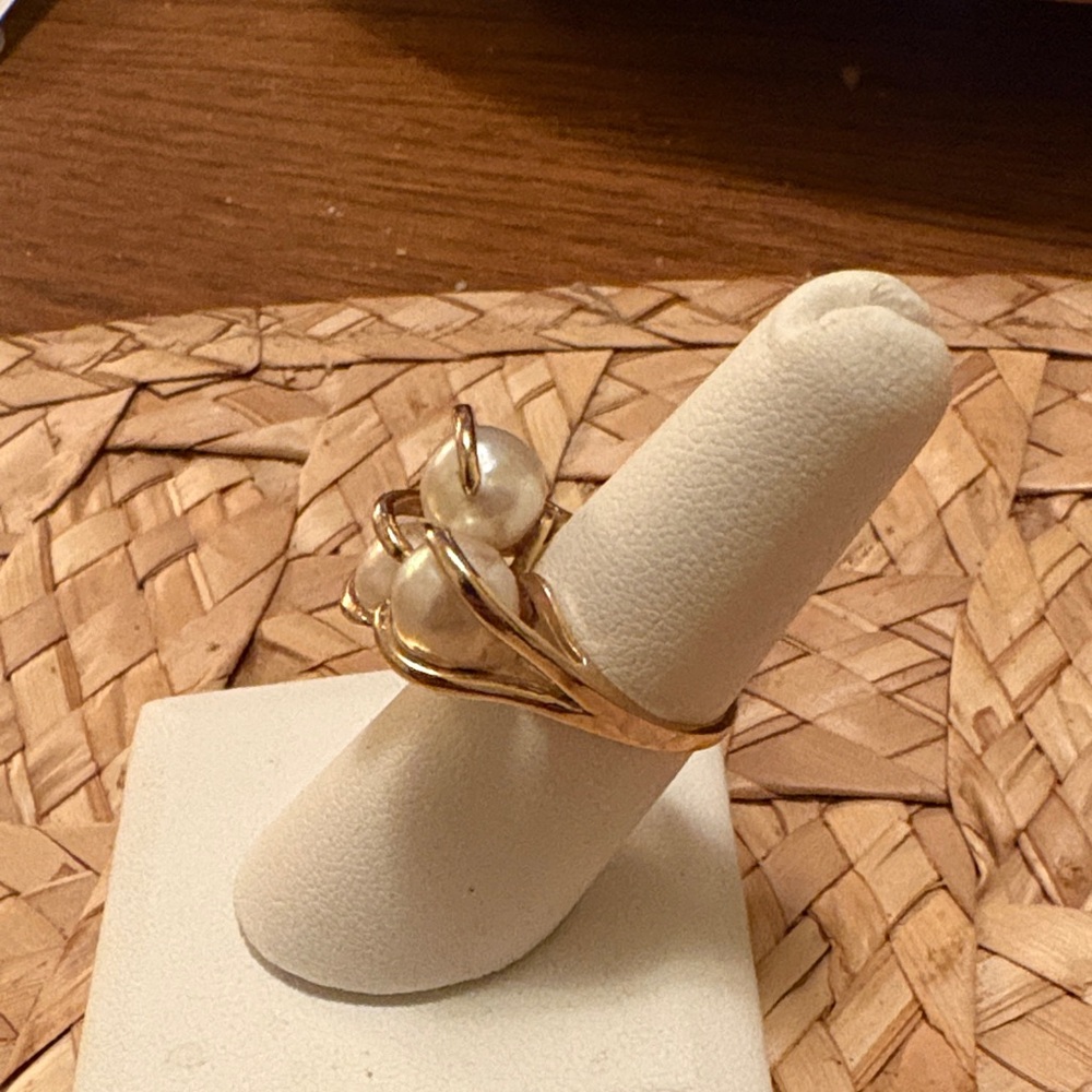 14 k Elegant Gold three Pearl Women's Ring - Picture 2 of 5